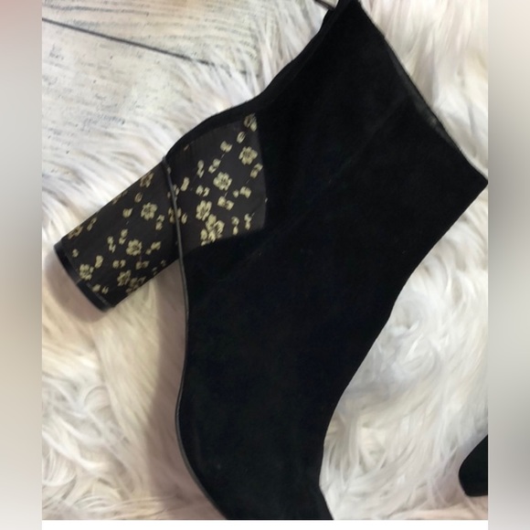 Jaggar the Label Forward Suede Pointed
Toe Bootie. Size 8. Like New. - Picture 4 of 12